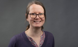 Zu sehen ist ein Porträtfoto der Studienberaterin Franziska Klinkewitz.