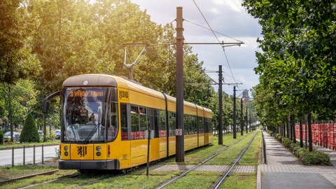 Foto von Straßenbahnschienen und Oberleitungen mit der Straßenbahn "3" nach "Wilder Mann"