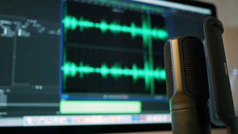 Bildschirm mit Funkwellen und Mikro, um die Aufnahme eines Podcastes darzustellen