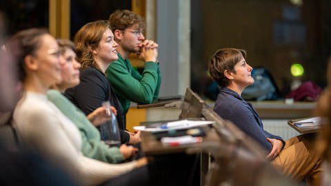 Zuhörende in einem Hörsaal