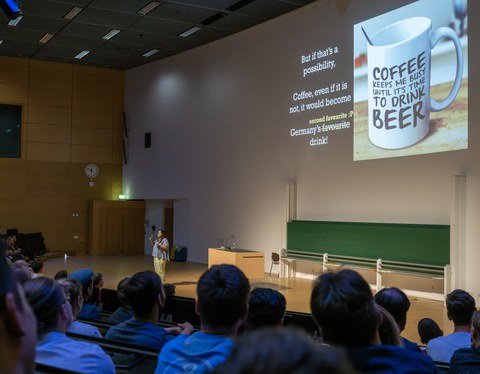 Vortrag vor Publikum im Audimax mit