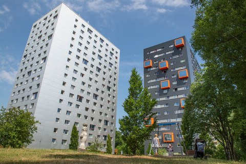 Zwei Wohnblöcke vor blauem Himmel.