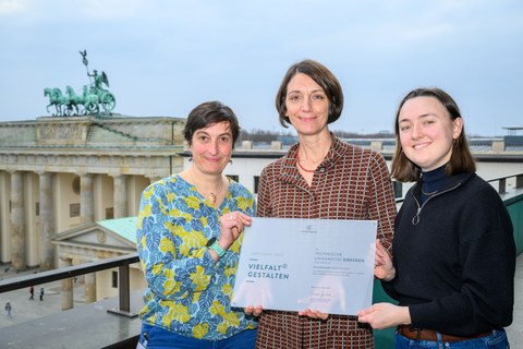 Professorin Roswitha Böhm, Dr. Sylvi Bianchin und Sophie Zimdars mit dem Zertifikat des Stifterverbandes für die TU Dresden