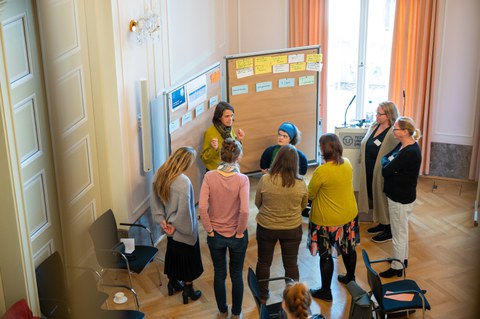 Von oben Anischt Teilnehmende in Austausch an Tafel