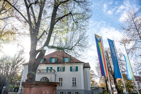 Ansicht weiße Villa mit rotem Dach vor blauem Himmel (Rektoratsgebäude)