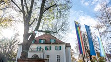 Ansicht weiße Villa mit rotem Dach vor blauem Himmel (Rektoratsgebäude)
