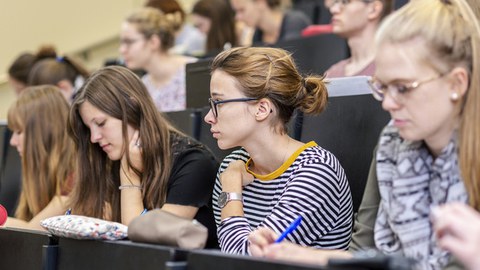 Mehrere Personen in einem Hörsaal