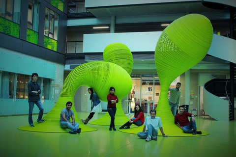 Gruppe Internationaler im Foyer der Informatik