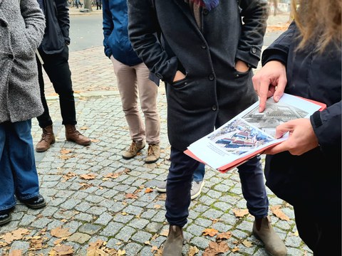 Eine Hand zeigt auf eine Karte.