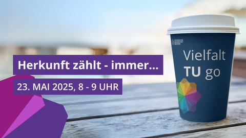 Ein Kaffeebecher mit der Aufschirft "Vielfalt TU go" der auf einer Holzoberfläche steht