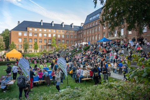 Eine Impression vom gut besuchten Festgelände mit Ständen und zahlreichen Gästen
