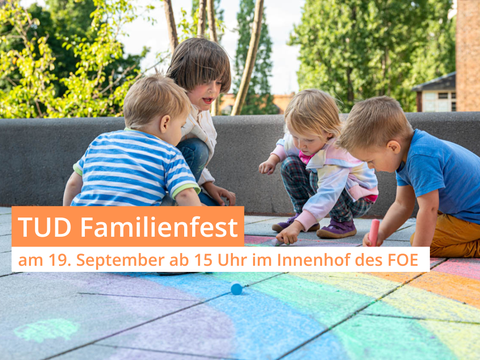 Vier Kinder malen mit bunter Kreide auf dem Boden im Innenhof. Ein Banner informiert über das TUD Familienfest am 19. September ab 15 Uhr im Innenhof des FOE. Die Kinder sind vertieft in ihre kreative Beschäftigung, umgeben von Bäumen und einer entspannte