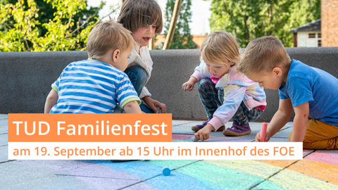 Vier Kinder malen mit bunter Kreide auf dem Boden im Innenhof. Ein Banner informiert über das TUD Familienfest am 19. September ab 15 Uhr im Innenhof des FOE. Die Kinder sind vertieft in ihre kreative Beschäftigung, umgeben von Bäumen und einer entspannte