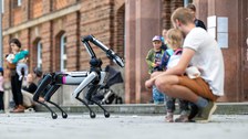 Roboterhund mit Eltern und Kindern