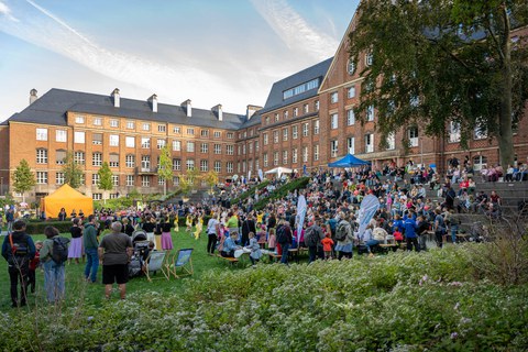 Festwiese mit Besucher:innen