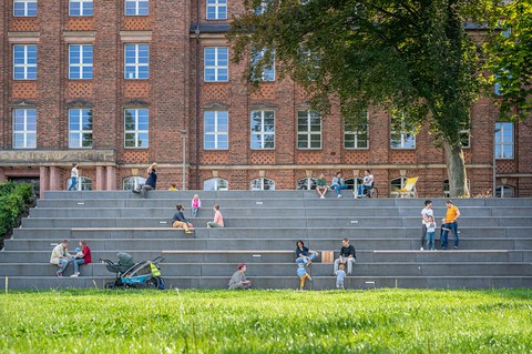 Treppe Innenhof Fritz-Foerster-Bau mit Erwachsenen und Kindern