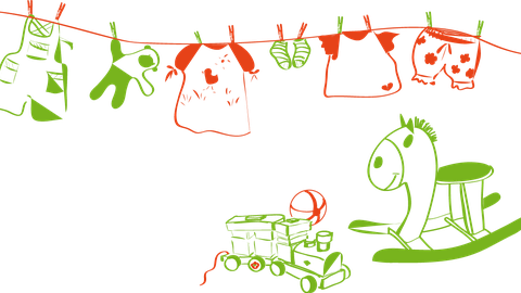 Wäscheleine, auf der verschiedene Kindersachen, z. B. Hosen, Lätzchen, Socken aufgehangen sind. Darunter steht ein Schaukelpferd sowie eine Spielzeugeisenbahn und ein Ball.