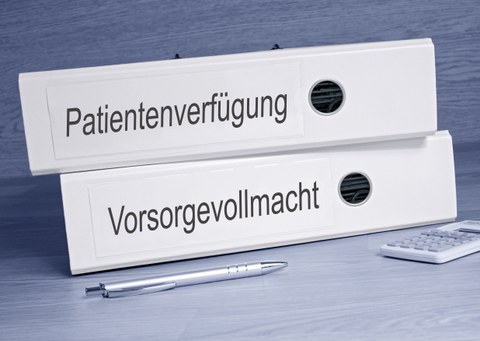 Foto von zwei Ordnern mit den Aufschriften Patientenverfügung und Vorsorgevollmacht 