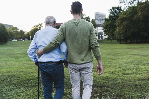 Foto mit zwei Personen, die von hinten abgebildet sind