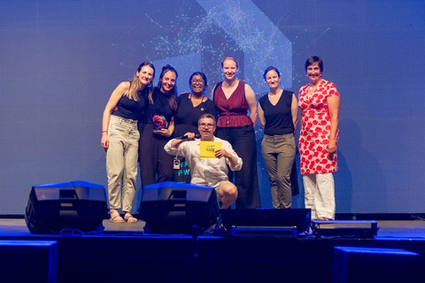 Gruppenbild der fünf Slammerinnen gemeinsam mit Moderator Simon Hauser und Dr. Sylvi Bianchin vom Diversity Management der TUD.