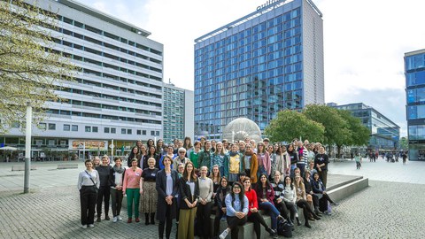 Gruppenbild mit Wissenschaftlerinnen in der Prager Str.