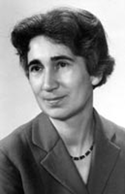 Schwarz.Weiß Bild einer Frau mit kurzen Haaren.