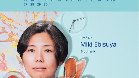 Kalenderblatt April mit einer jungen Frau vor blauem Hintergrund