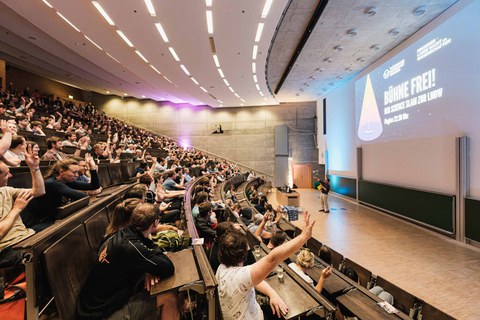 Impression des gut besuchten Hörsaals