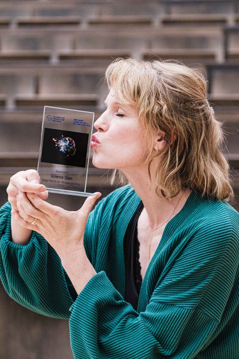 Dr. Ina Hollerer mit ihrem Award