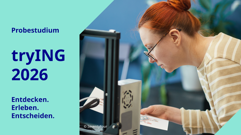 A young woman with red hair and glasses looks at an object from a 3D printer. Overlaid on top is an advertising banner for the trial study programme ‘tryING’ at TUD.