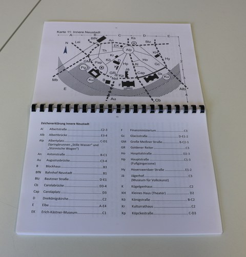 Foto zeigt das aufgeschlagene Heft (Ringbindung)  mit Karten von verschiedenen Stadtregionen in Dresden. Die Aufnahme zeigt auf der oberen Seite die Karte 11: Innere Neustadt, auf der Seite darunter ist eine Übersicht für Zeichenerklärung Innere Neustadt.