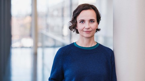 Ein Portraitfoto von Christin Elms.