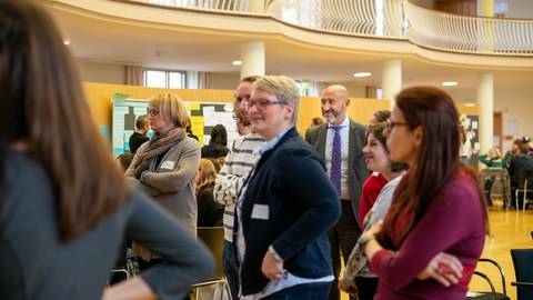 Laufende Diskussionsrunde mit stehenden Teilnehmer:innen