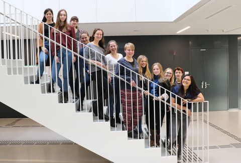 Das Foto zeigt 12 MINT-Botschafterinnen, sie stehen auf einer Treppe.