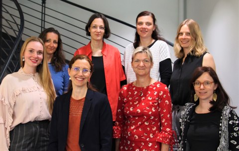 Das Gruppenbild zeigt das Team Berufsbegleitende Qualifizierung von Lehrkräften an Grundschulen in Sachsen auf einer Treppe in zwei Reihen mit je vier Personen stehen.