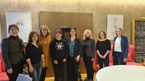 Auf dem Foto sind 8 Professorinnen zu sehen, die sich im Rahemn des Women@DDc Networks getroffen haben.