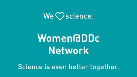 Das Bild zeigt einen türkisen Hintergrund auf dem in weißer Schrift We (Herz) science. Women@DDC Network Science is even better togehter. steht.