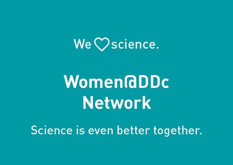 Das Bild zeigt einen türkisen Hintergrund auf dem in weißer Schrift We (Herz) science. Women@DDC Network Science is even better togehter. steht.