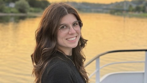 Das Foto zeigt ein Portrait von Anna Seidl, einer jungen Frau, auf einem Schiff.