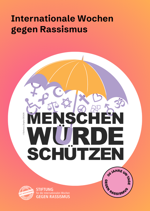 Internationale Wochen gegen Rassismus. In der Mitte steht Menschenwürde schützen mit vielen Symbolen von Religionen, Geschlechterzugehörigkeiten etc. Über den Symbolen schwebt ein Regenschirm. Unten rechts gibt es einen Button mit der Aufschrift 30 Jahre UN-Tage gegen Rassismus. Daneben steht Stiftung für die Internationalen Wochen gegen Rassismus.