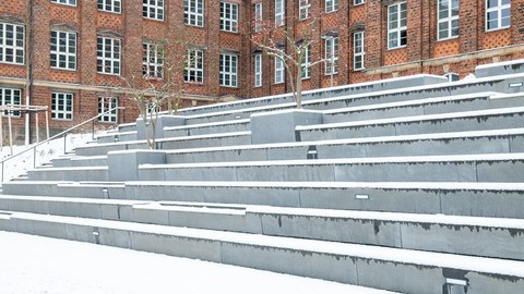 Foto zeigt die verschneiten Treppen hoch zum Fritz-Foerster-Bau.