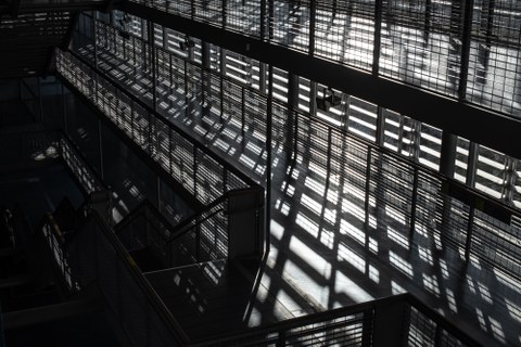 Das Foto zeigt Licht und Schatten an der Fensterfront im Hörsaalzentrum in schwarz-weiß