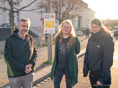 Prorektor Bildung Prof. Michael Kobel, die queere Peerberatung Fay Uhlmann und die Beschwerdestelle Anja Wiede stehen gemeinsam vor der Mensa.