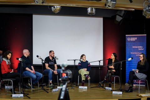Auf dem Bild sind 6 Personen in einem Gesprächskreis zu sehen