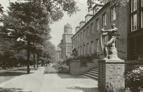 Ein schwarz-weiß Foto eines Gebäudes, dem Jante-Bau, aus dem Jahr 1941.