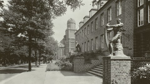 Ein schwarz-weiß Foto eines Gebäudes, dem Jante-Bau, aus dem Jahr 1941.