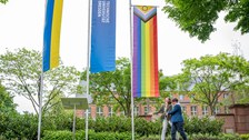 Prorektorin Böhm und Staatssekreträin Dr. Märtens hissen gemeinsam die Progressive Pride Flag