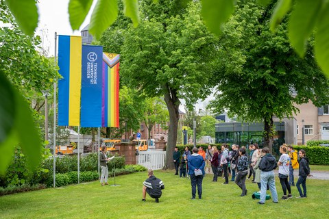 Staatssekreträin Dr. Märtens steht im Garten des Rektorats und hält eine Rede. Publikum blickt sie an.