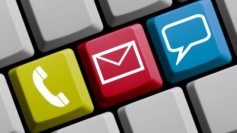Auf dem Foto ist eine Nahaufnahme einer Tastatur zu sehen. Drei nebeneinander liegende Tasten sind dabei unterschiedlich eingefärbt und mit den Symbolen Telefon, Brief und Sprechblase versehen.