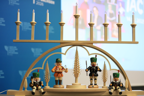 Das Foto zeigt einen aus Holz gefertigten Chanukka-Leuchter im Stil eines erzgebirgischen Schwibbogens.